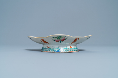 Un pot &agrave; gingembre, un kamcheng et un bol sur piedouche en porcelaine de Chine famille rose, 19&egrave;me