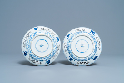 Une paire d'assiettes en porcelaine de Chine en bleu et blanc aux bordures ajour&eacute;es, Kangxi