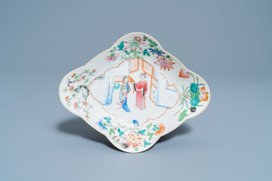 Un pot &agrave; gingembre, un kamcheng et un bol sur piedouche en porcelaine de Chine famille rose, 19&egrave;me