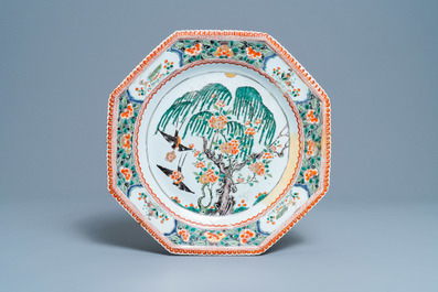 Une paire de grands plats de forme octagonale en porcelaine de Chine famille verte, Kangxi