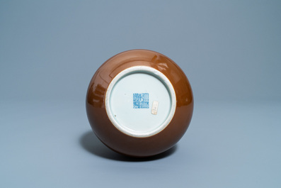 Un vase de forme double gourde en porcelaine de Chine brun monochrome, marque de Qianlong, 18/19&egrave;me