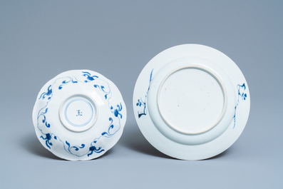 Twee Chinese blauw-witte borden en een inktpot, Kangxi