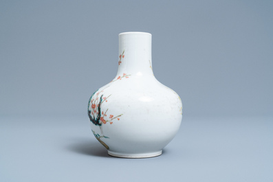 Un vase de forme bouteille en porcelaine de Chine famille rose &agrave; d&eacute;cor de paons, marque de Qianlong, 19&egrave;me