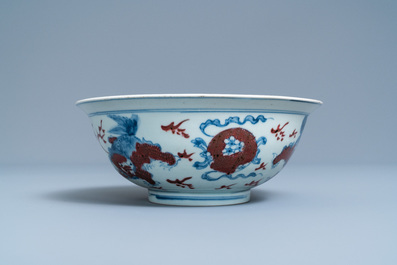 Een Chinese blauw-witte en koperrode kom met boeddhistische leeuwen, Qianlong merk, 19e eeuw