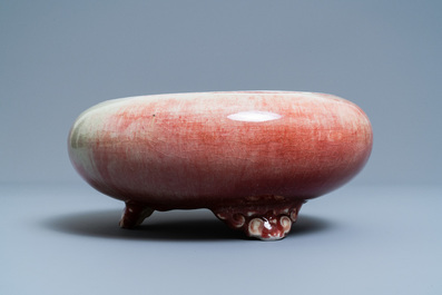 Un br&ucirc;le-parfum tripod en porcelaine de Chine fleur de p&ecirc;che, 18/19&egrave;me