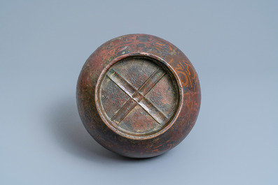 Een Chinese met koper ingelegde bronzen 'hu' vaas, Ming