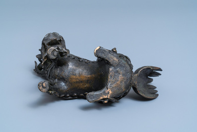 Un br&ucirc;le-parfum en forme de qilin en bronze, Chine, Ming