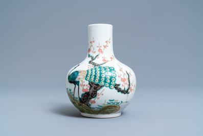 Un vase de forme bouteille en porcelaine de Chine famille rose &agrave; d&eacute;cor de paons, marque de Qianlong, 19&egrave;me