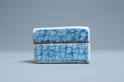 A Chinese blue and white ko-sometsuke box and cover for the Japanese market, Transitional period