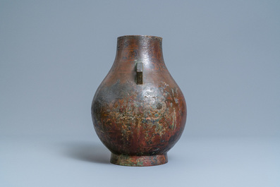 Un vase de forme 'hu' en bronze incrust&eacute; de cuivre, Chine, Ming