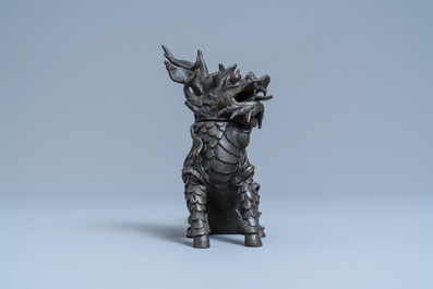 Un br&ucirc;le-parfum en forme de qilin en bronze, Chine, Ming