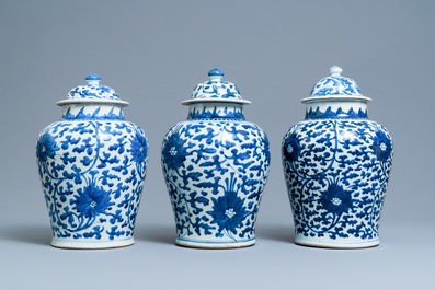 Drie Chinese blauw-witte dekselvazen met lotusslingers, Transitie periode/Kangxi