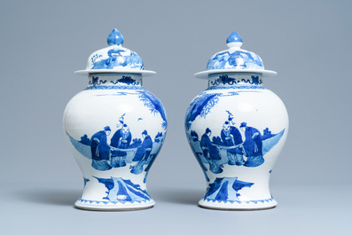 Une paire de vases couverts en porcelaine de Chine en bleu et blanc, 19&egrave;me