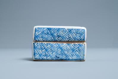 A Chinese blue and white ko-sometsuke box and cover for the Japanese market, Transitional period