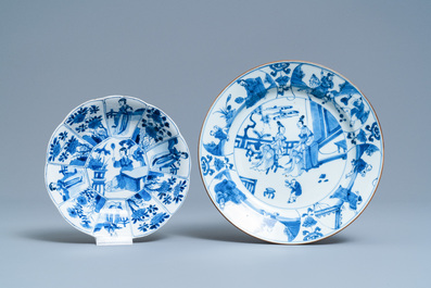 Twee Chinese blauw-witte borden en een inktpot, Kangxi