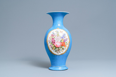 Un vase en porcelaine dans le style de S&egrave;vres, prob. Samson, Paris, 19&egrave;me