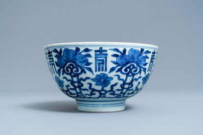 Een Chinese blauw-witte 'Shou' kom, 'Shen de tang bo gu zhi' merk, Kangxi