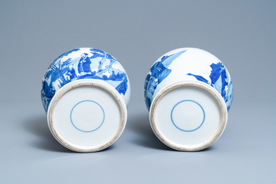 Une paire de vases couverts en porcelaine de Chine en bleu et blanc, 19&egrave;me