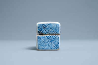 Une bo&icirc;te couverte en porcelaine de Chine en bleu et blanc de type ko-sometsuke pour le march&eacute; japonais, &eacute;poque Transition