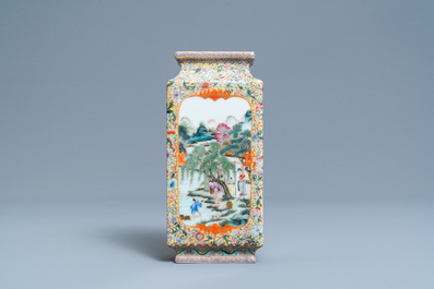 Un vase en porcelaine de Chine famille rose &agrave; d&eacute;cor de la cultivation de riz, marque de Qianlong, R&eacute;publique