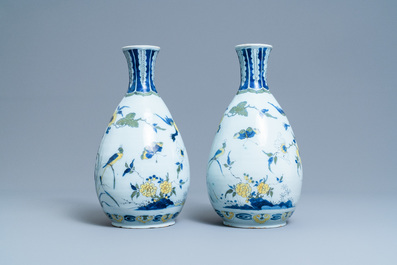 Een uitzonderlijk paar polychrome Delftse chinoiserie vazen met een draak en vogels in een bloementuin, 17e eeuw