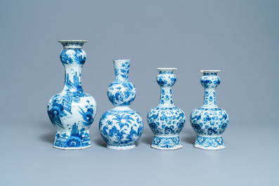 Quatre vases en fa&iuml;ence de Delft en bleu et blanc, 17/18&egrave;me