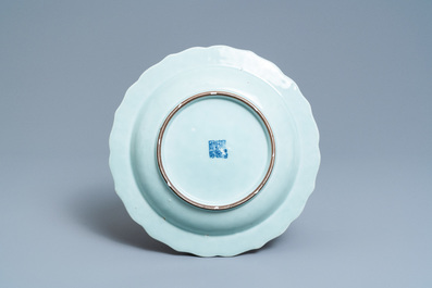 Een Chinese blauw-witte en koperrode schotel met celadon fondkleur, Qianlong merk en periode