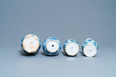 Vier blauw-witte Delftse vazen, 17/18e eeuw