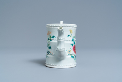 Une th&eacute;i&egrave;re couverte en forme de bambou en porcelaine de Chine famille rose, 19&egrave;me