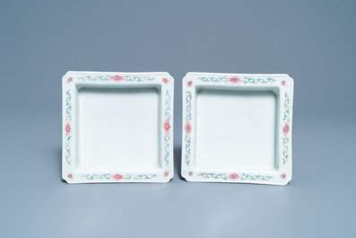 Une paire de jardini&egrave;res sur supports en porcelaine de Chine famille rose, marque de Qianlong, R&eacute;publique