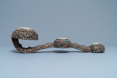 Un grand sc&egrave;ptre ruyi en jade et argent incrust&eacute; de corail et turquoise, Chine, 19&egrave;me