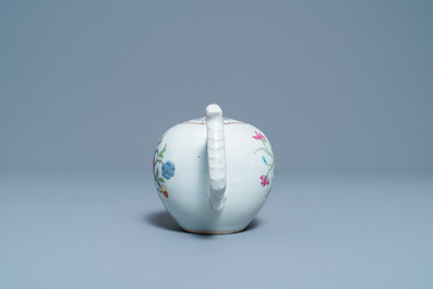 Une th&eacute;i&egrave;re couverte en porcelaine de Chine famille rose &agrave; d&eacute;cor floral, Qianlong