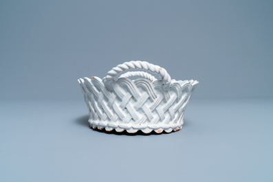 Un panier, un plat lob&eacute;, une bo&icirc;te &agrave; &eacute;pices et une sauci&egrave;re en fa&iuml;ence blanche de Delft, 18&egrave;me