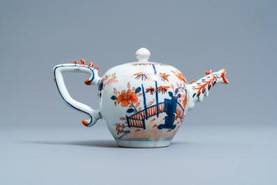 Une th&eacute;i&egrave;re en porcelaine de Chine de style Imari, Kangxi