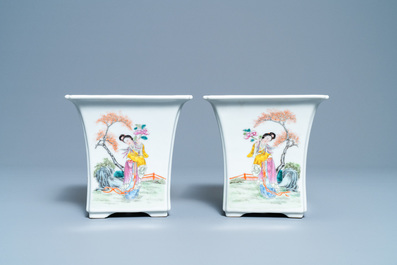 Une paire de jardini&egrave;res sur supports en porcelaine de Chine famille rose, marque de Qianlong, R&eacute;publique