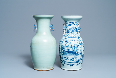 Twee Chinese blauw-witte vazen met celadon fondkleur, 19e eeuw