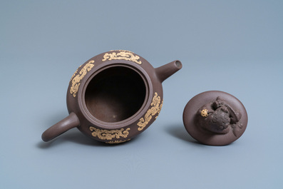 Een tweekleurige Chinese Yixing steengoed theepot met opgelegd floraal decor, Kangxi