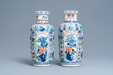 Une paire de vases de forme rouleau en porcelaine de Chine famille verte, Kangxi