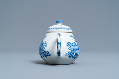 Een Chinese blauw-witte theepot met antiquiteiten, Jiajing merk, Kangxi