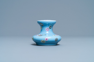 Un vase en porcelaine de Chine famille rose &agrave; fond bleu lavande, marque de Qianlong, R&eacute;publique