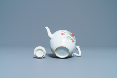 Een Chinese famille rose theepot en deksel met floraal decor, Qianlong