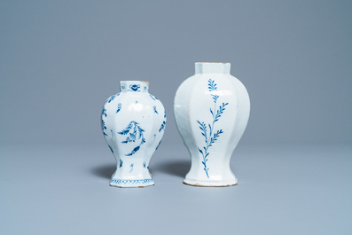 Une collection vari&eacute;e d'assiettes et de vases en fa&iuml;ence de Delft en bleu et blanc, 18&egrave;me