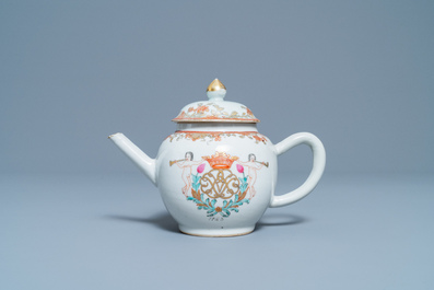 Une th&eacute;i&egrave;re couverte en porcelaine de Chine famille rose &agrave; d&eacute;cor d'un monogramme, dat&eacute;e 1763, Qianlong