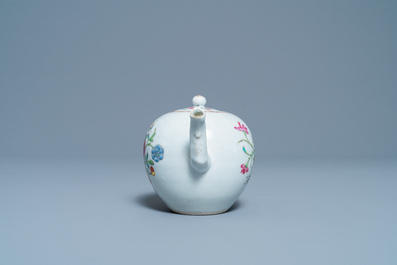 Une th&eacute;i&egrave;re couverte en porcelaine de Chine famille rose &agrave; d&eacute;cor floral, Qianlong