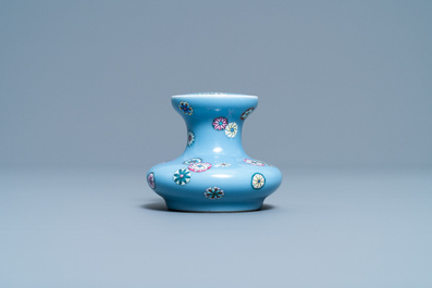 Un vase en porcelaine de Chine famille rose &agrave; fond bleu lavande, marque de Qianlong, R&eacute;publique