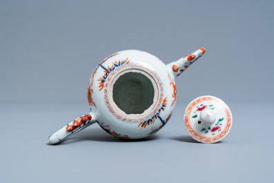 Une th&eacute;i&egrave;re en porcelaine de Chine de style Imari, Kangxi