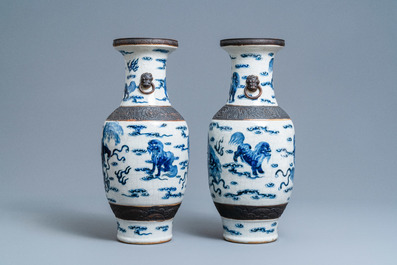 Une paire de vases en porcelaine de Chine dite 'de Nankin' en bleu et blanc, 19&egrave;me