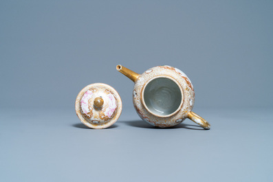 Une th&eacute;i&egrave;re sur support en porcelaine de Chine famille rose et dor&eacute; &agrave; d&eacute;cor d'une chasse mongole, Qianlong