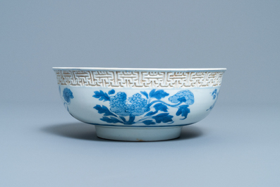 Un bol en porcelaine de Chine en bleu et blanc &agrave; d&eacute;cor en relief, Kangxi