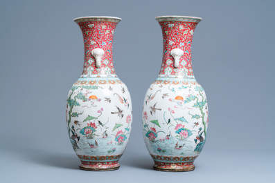 Een paar Chinese famille rose 'feniks' vazen, Tongzhi merk en periode